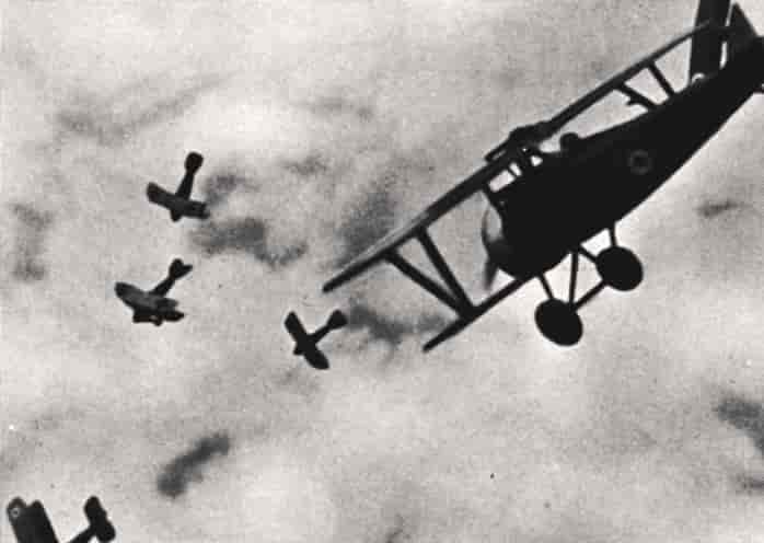 Sort-hvitt fotografi av fire fly som flyr rundt hverandre i lufta.