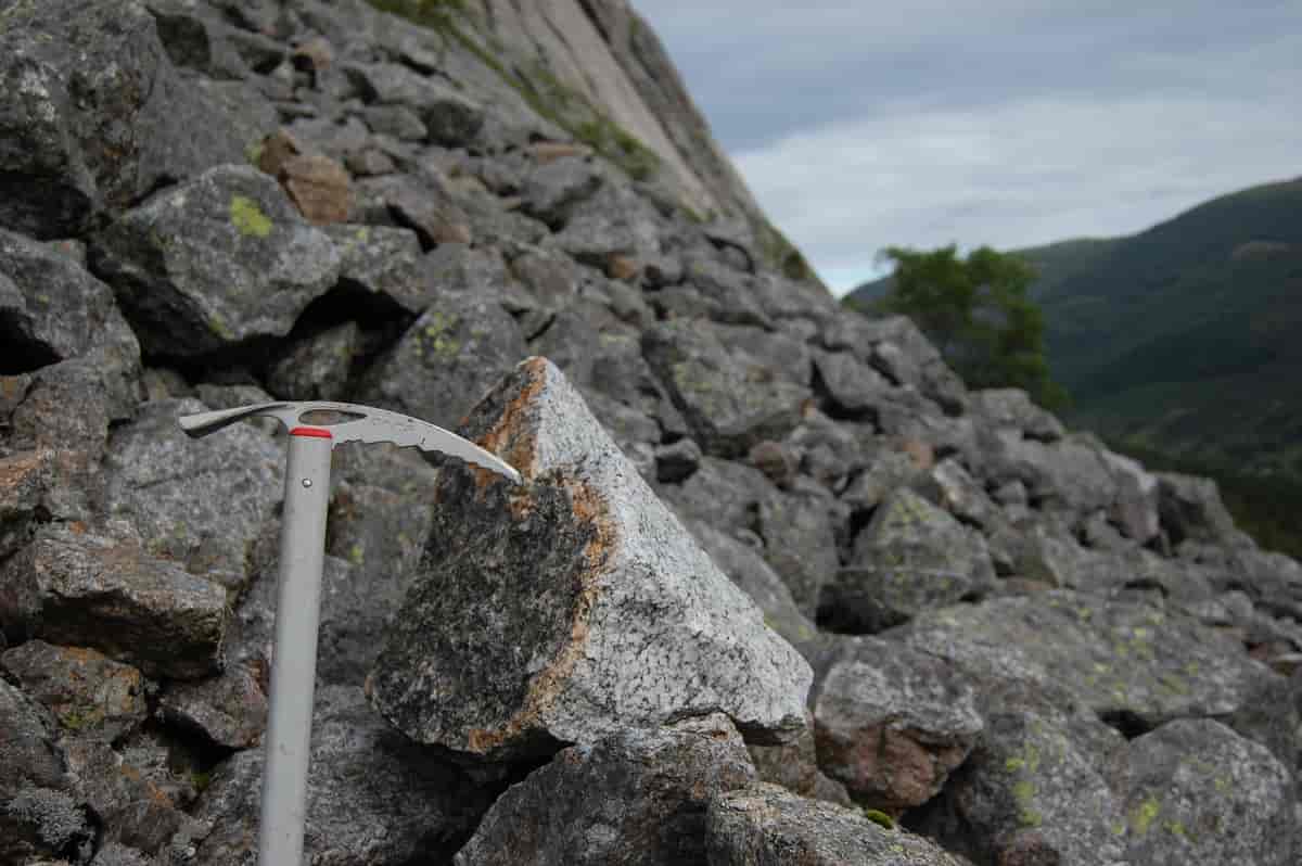 Fersk steinsprangblokk, Uskedalen