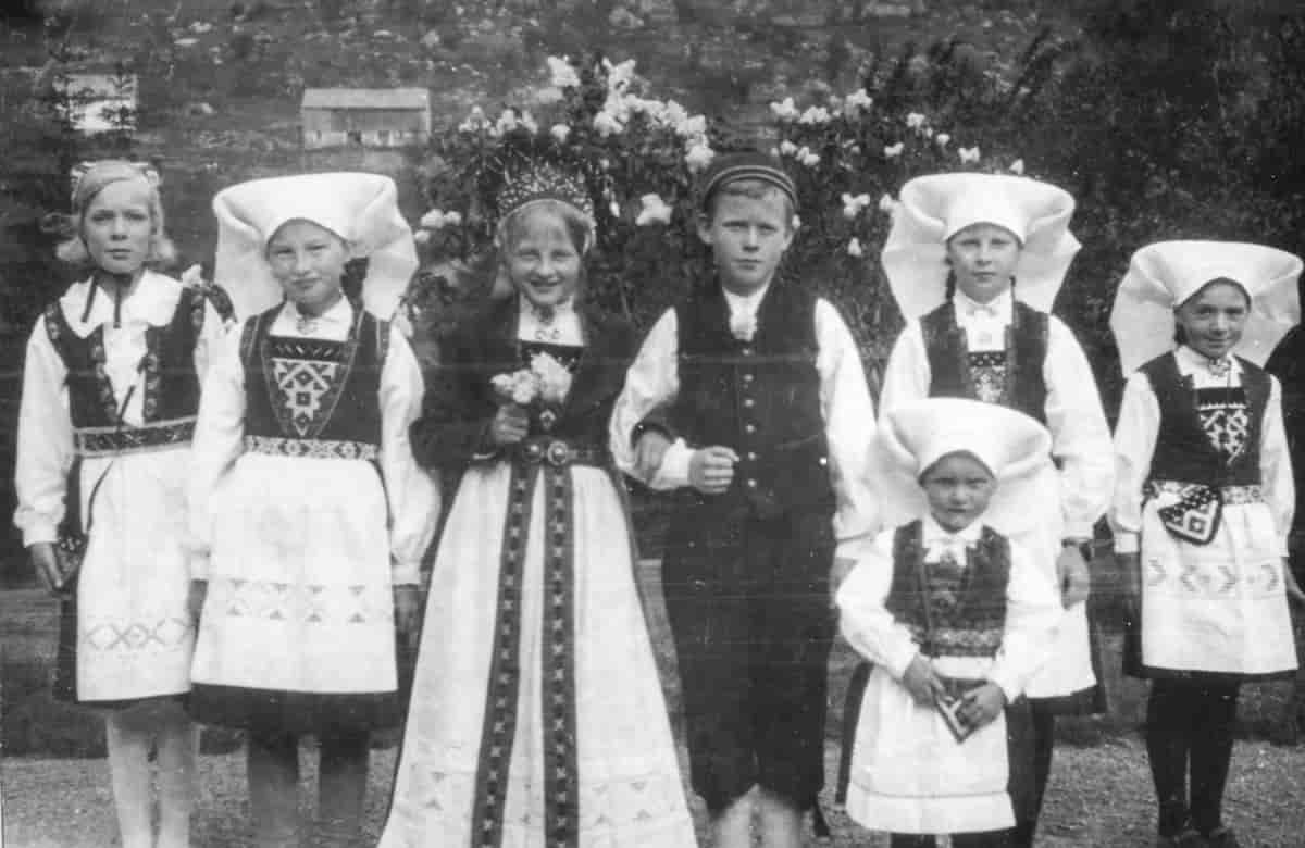 Eide og Mannsåker i Odda hadde lenge jonsok- bryllup i lag. Foto fra 1920-1925 av ukjent.