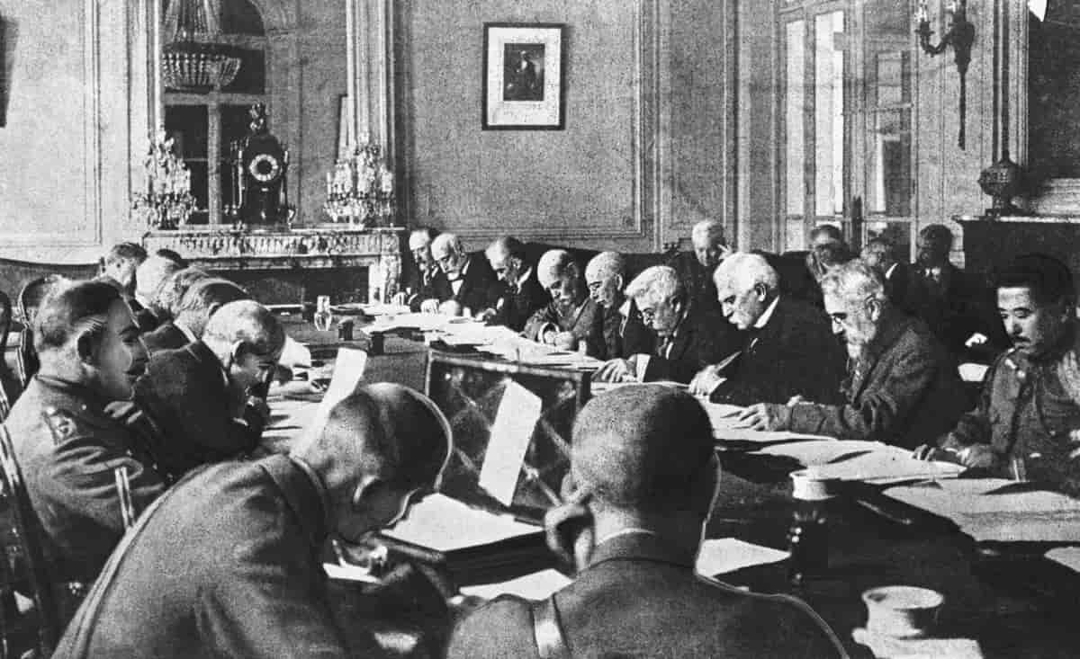 Diskusjon om vilkårene i Versailles-traktaten