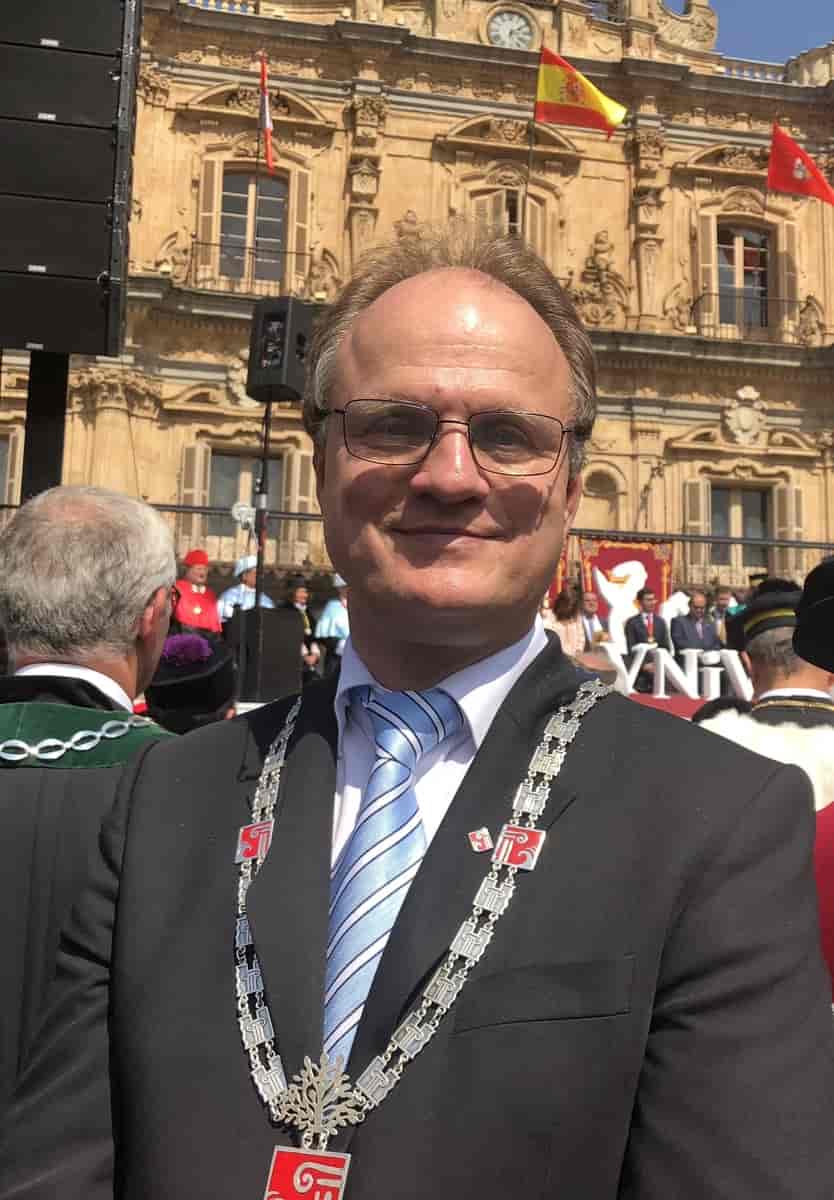 Frank Reichert in Salamanca 2018 signing the EUA Magna Charta Universitatum