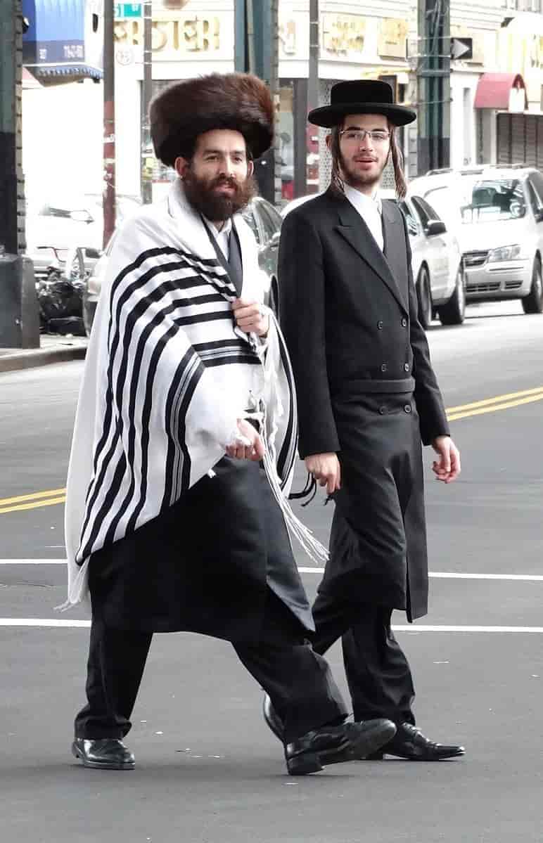 To hasidisme menn i Brooklyn, New York.