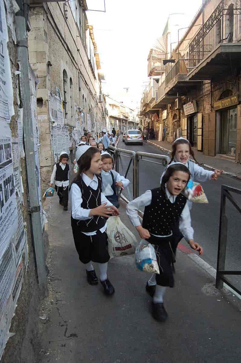 Hasidiske barn i den ultraortodokse bydelen Mea Shearim i Jerusalem.