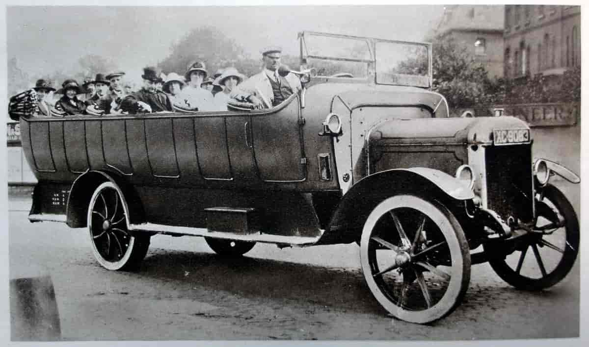Motorisert charabanc i engelsk bok fra 1924.