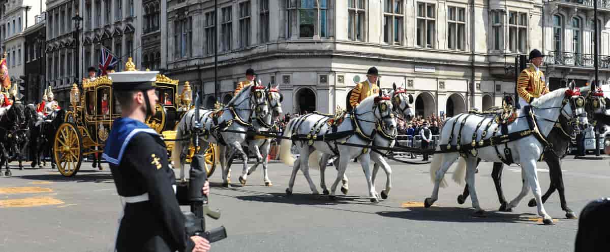 Dronning Elizabeth på vei til Parlamentet.