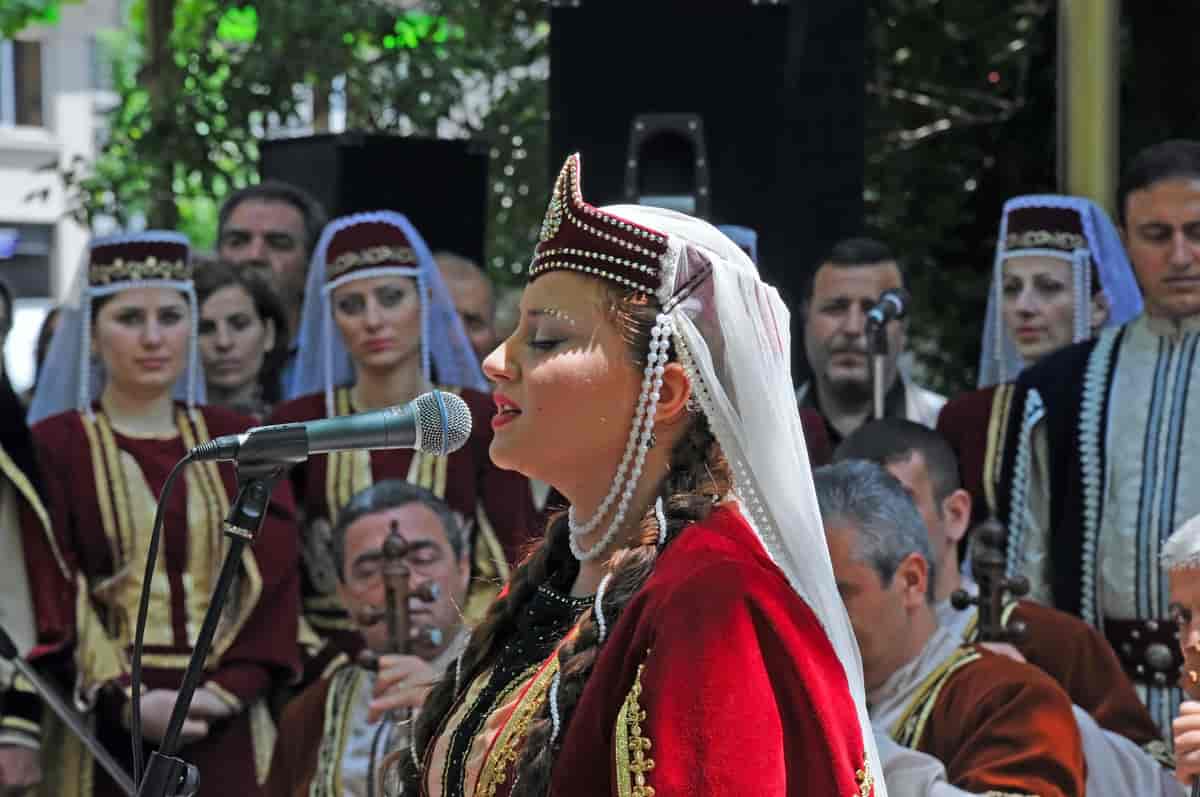 Armensk sanger i tradisjonell drakt