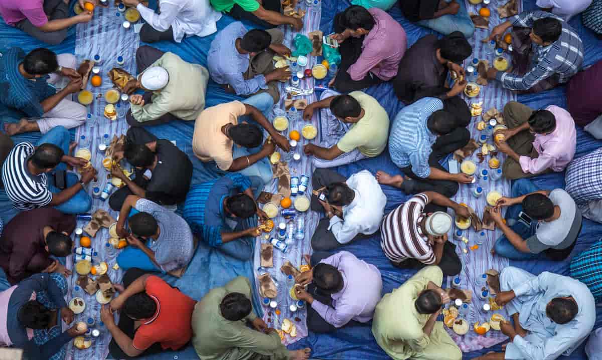 Muslimeke menn som samles for iftar