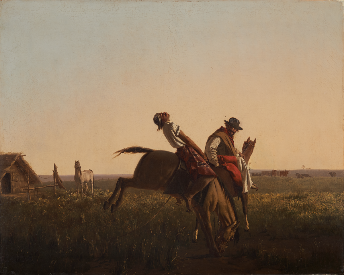 En kvinne og en mann som rir på en hest