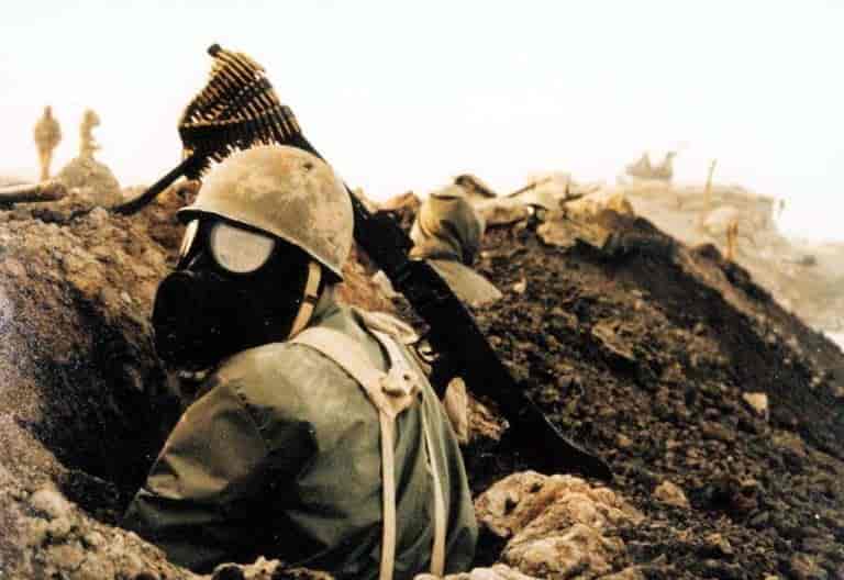 Soldat med gassmaske