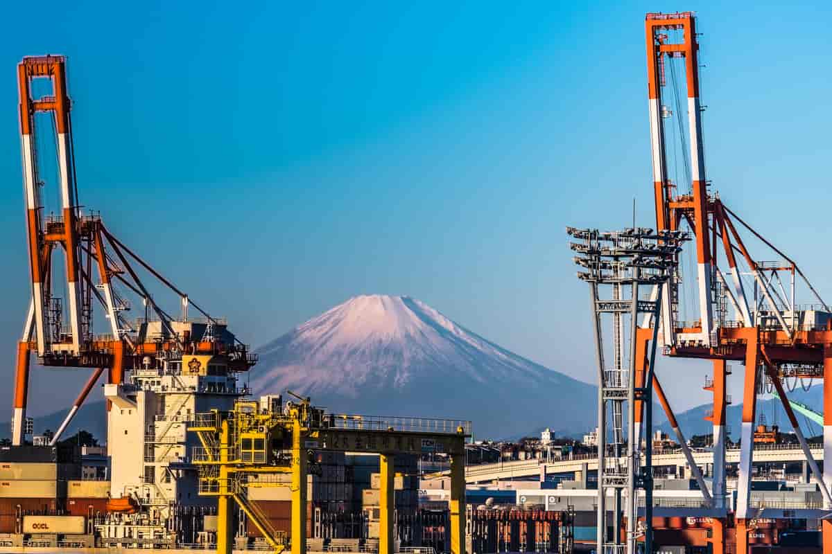 Japan er kjent for skipsbygging, eksport av komplette industrianlegg, en av verdens største produksjoner av biler, motorsykler og høyteknologiske produkter innen dataindustri og annen elektronisk industri.