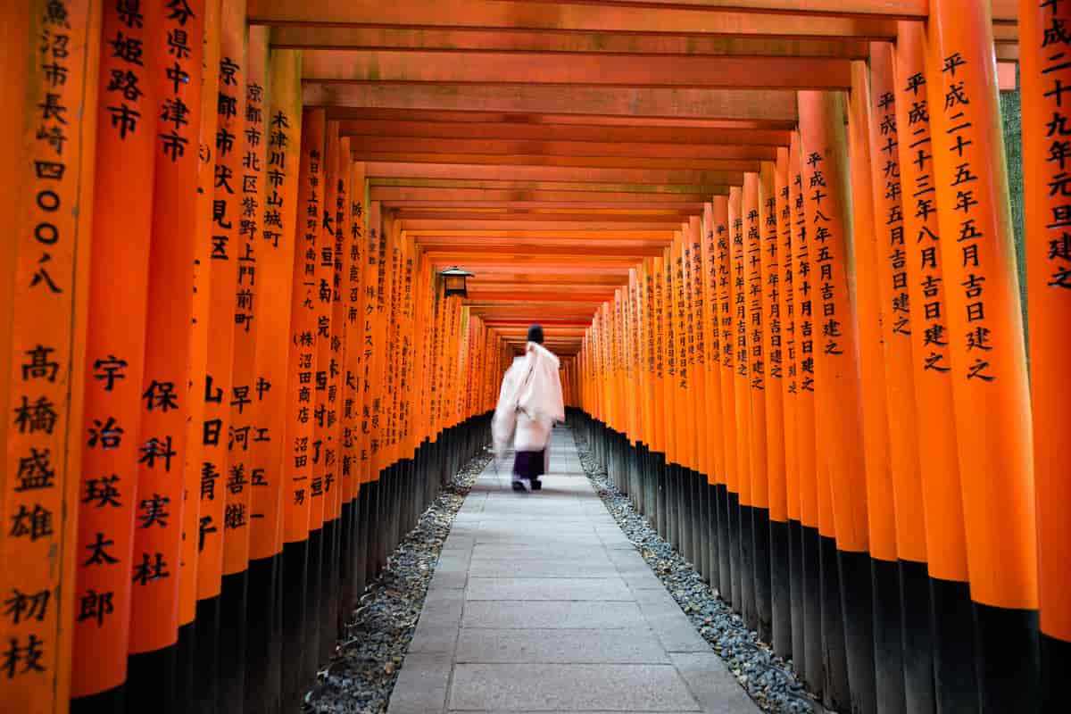  Bevegelse av munk i tusen torii gate ved Fushimi inari skinne, Kyoto, Japan
