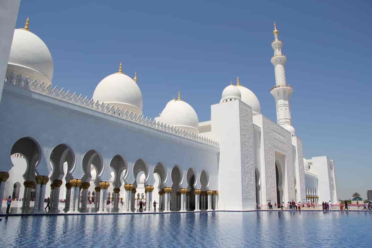  Inngangen til Sheikh Zayed-moskeen i Abu Dhabi