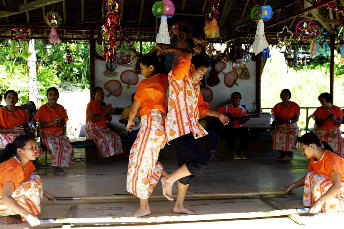 Folk som danser den filippinske nasjonaldansen Tinikling