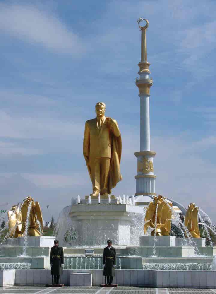 Foto av statuen av Nijazov