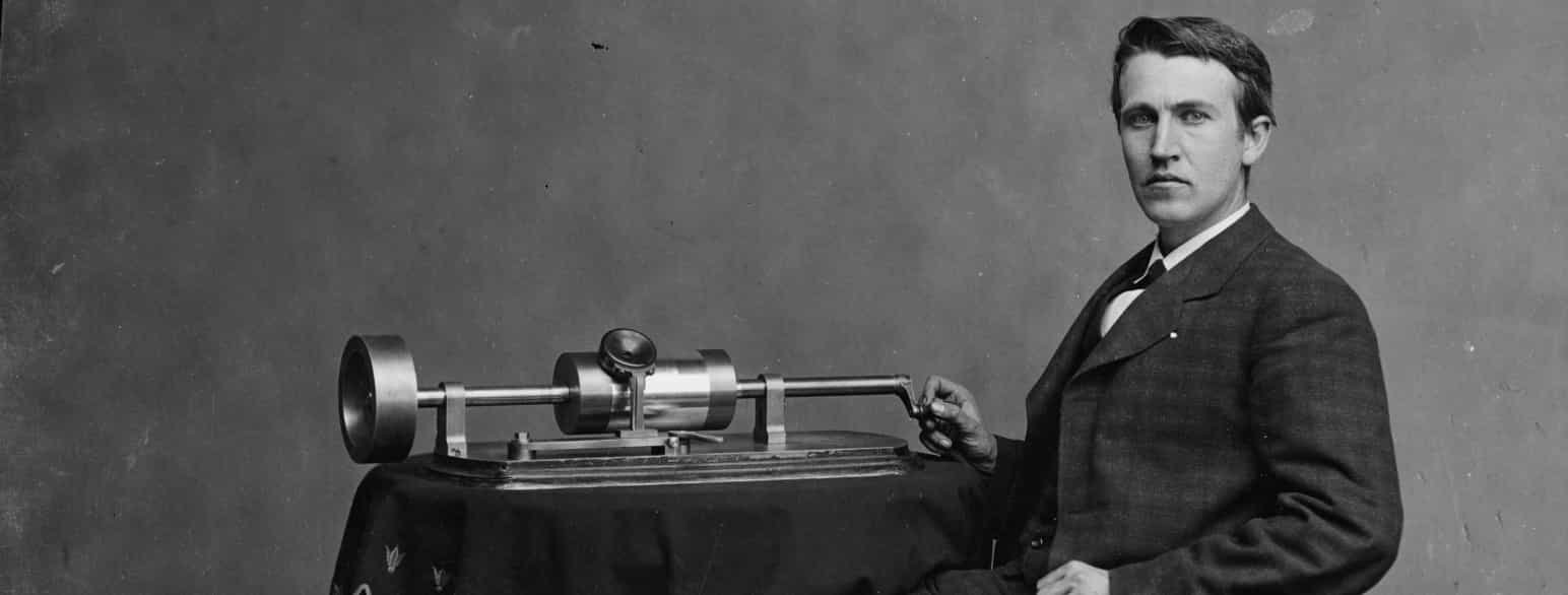 Edison med en tidlig versjon av fonografen, ca. 1878