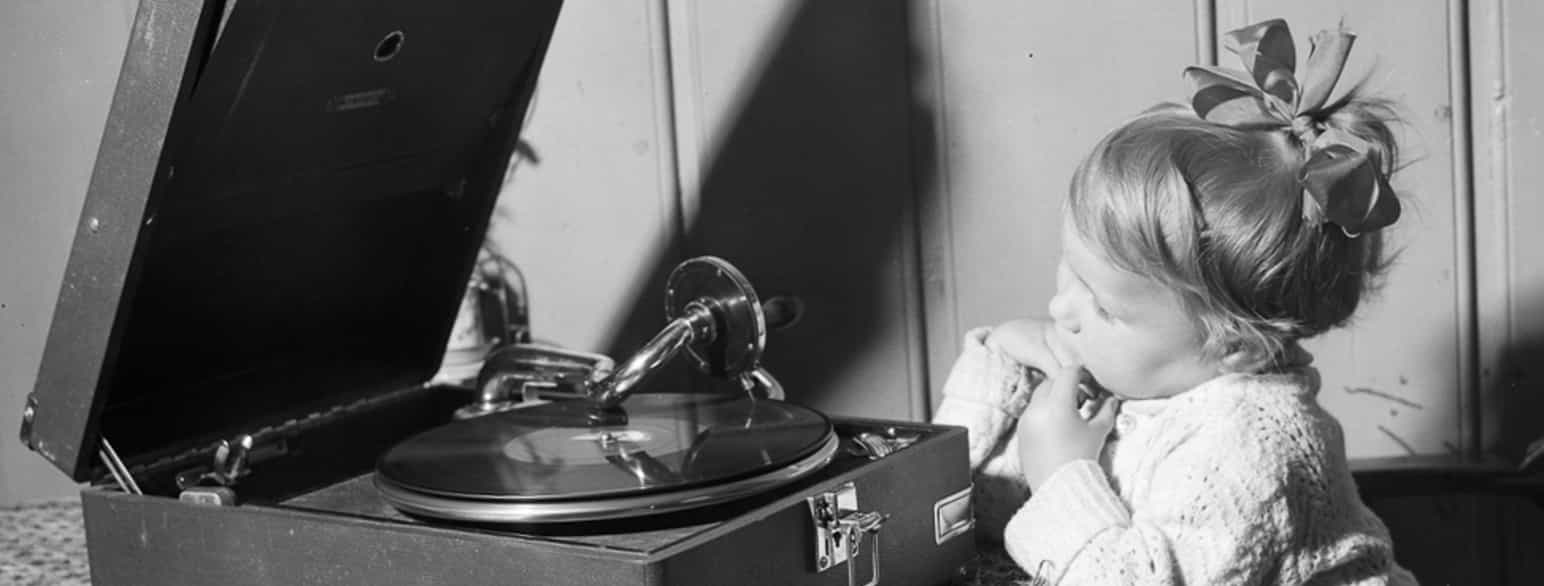 Jente hører på grammofon, 1948