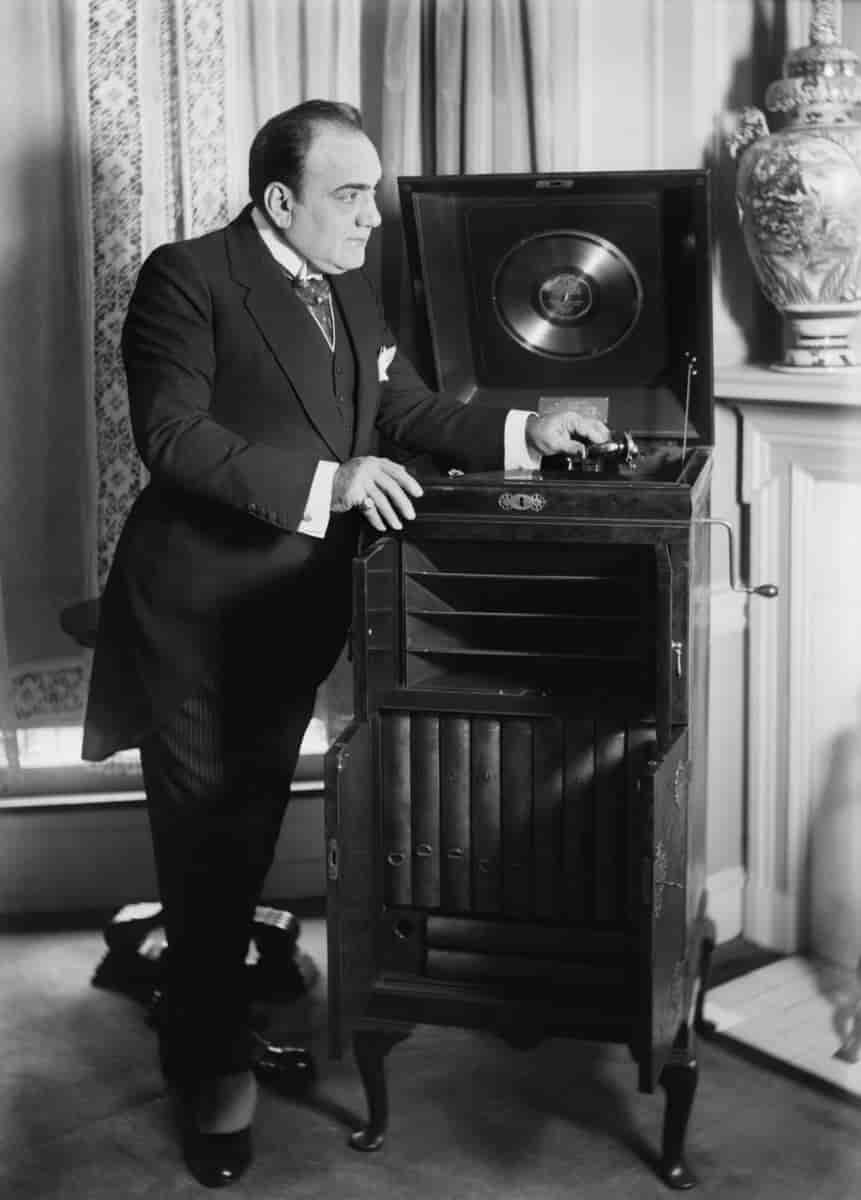 Enrico Caruso med grammofon, 1918