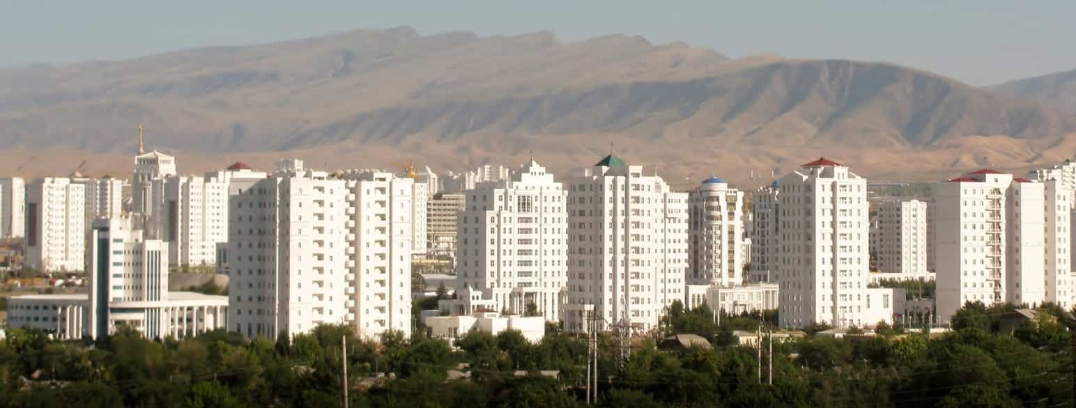Hovedstaden Asjkhabad foran Koppeh Dagh-fjellene