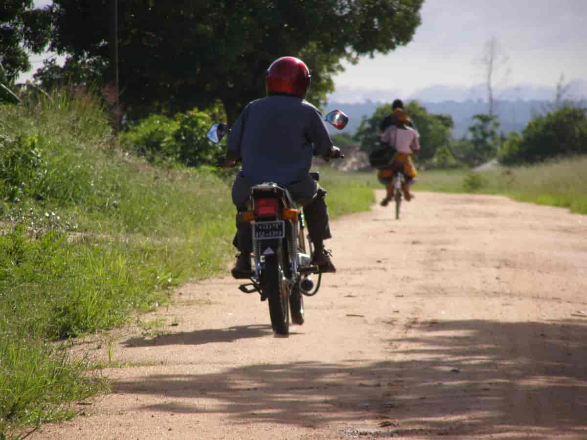 På moped i Monapo, Nampula
