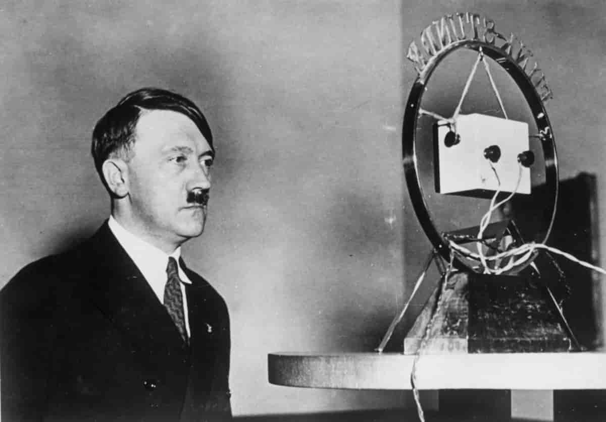Adolf Hitler og mikrofon, 1933