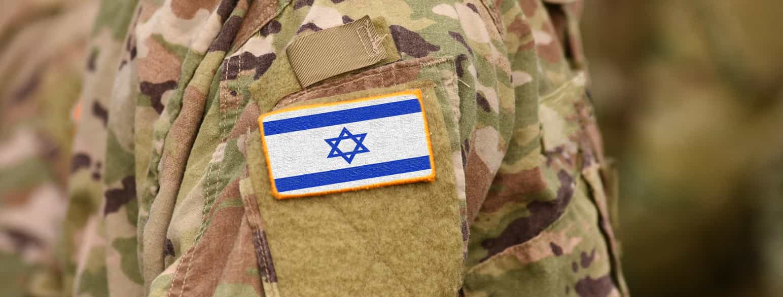 Israelsk flagg på en soldats arm