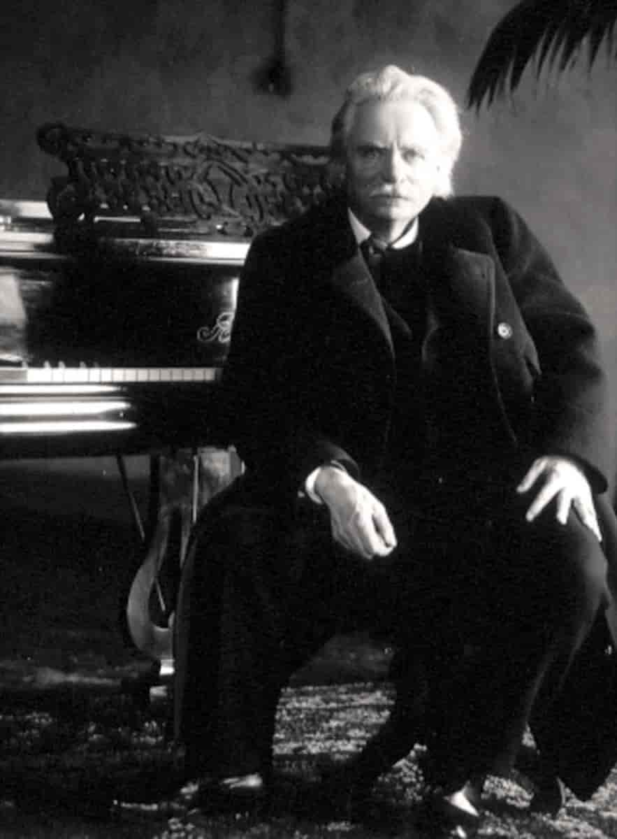 Edvard Grieg ved klaveret (foto 1906)