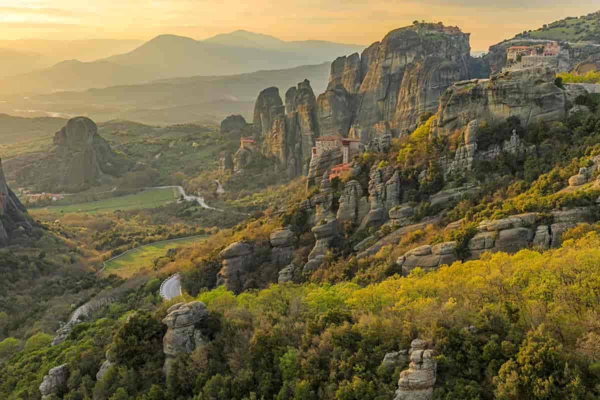 Utsikt over Meteora kloster og Gresk natur.