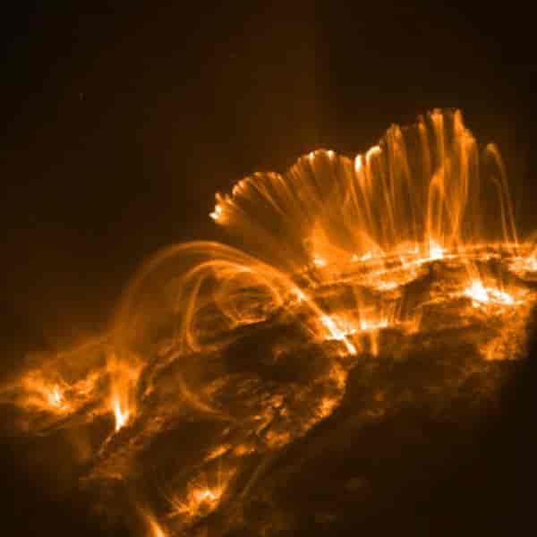 Lyse, magnetiske buer i Solas korona
