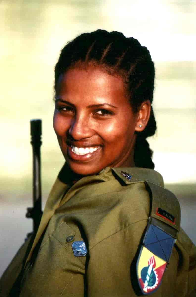 Første kvinnelige israelske offiser av etiopisk avstamning.