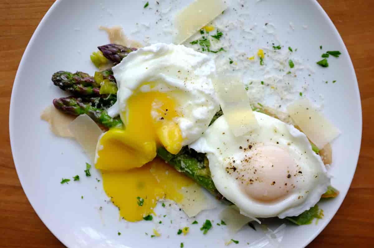 Pochert egg over asparges