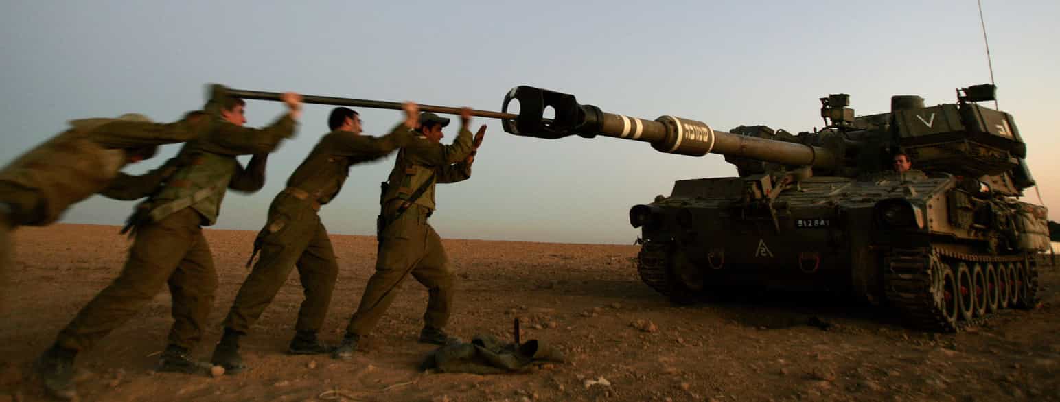 Soldater renser kanonløpet på en stridsvogn ved Gaza i 2005.