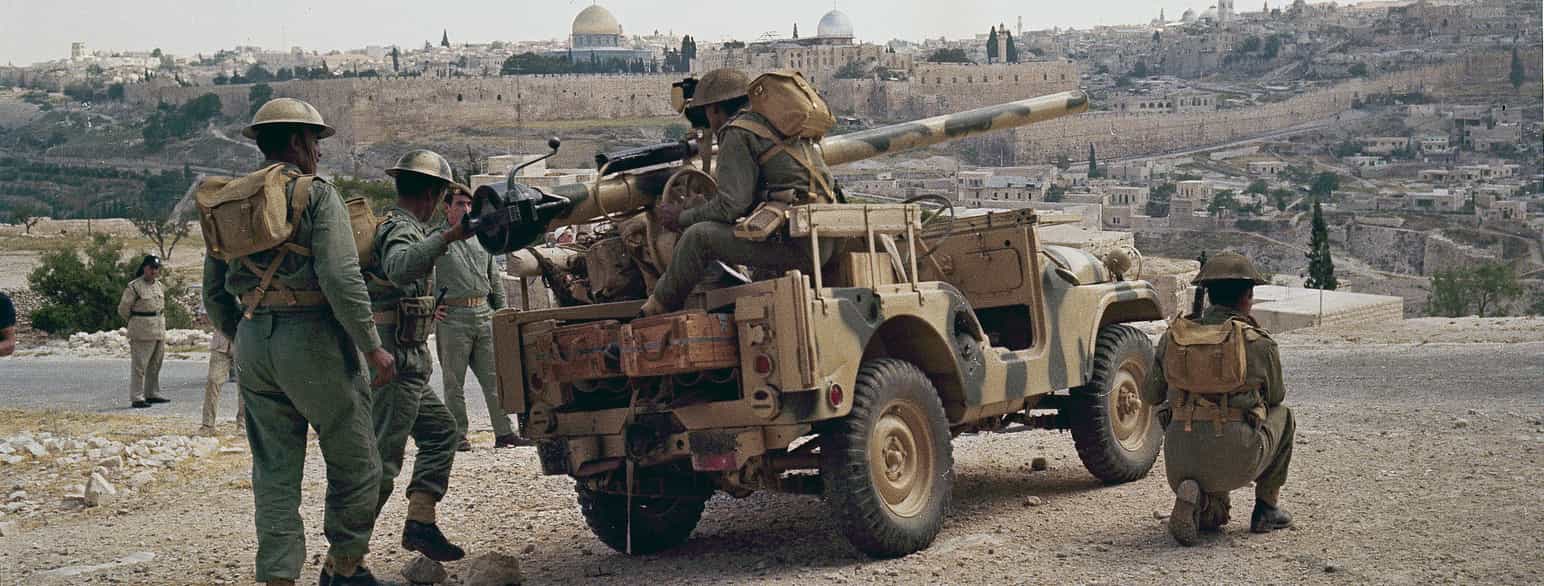Jordanske soldater gjør seg klare til et artilleriangrep på israelske stillinger i Jerusalem under seksdagerskrigen i juni 1967.