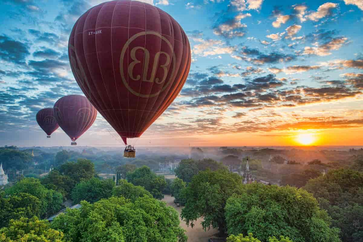 Varmluftsballonger i Bagan
