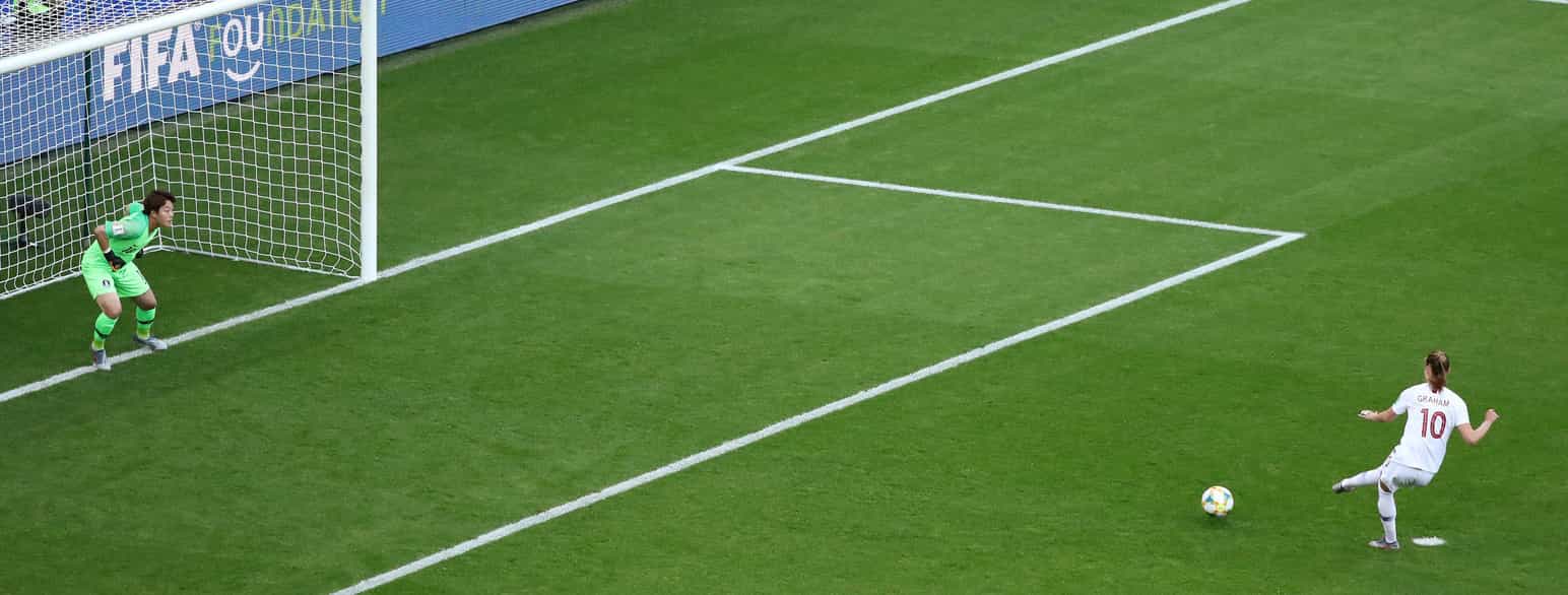 Caroline Graham Hansen skårer på straffe mot Sør-Korea under VM i Frankrike 2019.