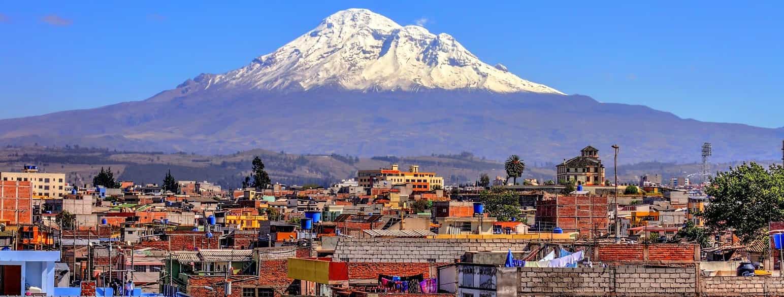 Riobamba med vulkanen Chimborazo i bakgrunnen.
