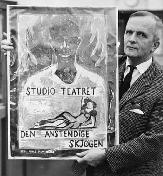 Øyvind Anker holder plakat fra Studioteatrets produksjon "Den anstendige skjøge" (1947)