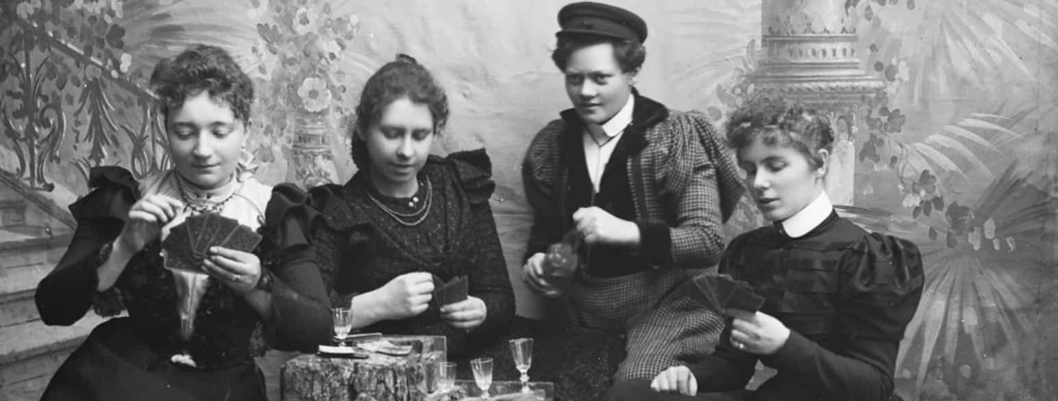 Kortspillende kvinner (Høeg nummer tre fra venstre), ca. 1900
