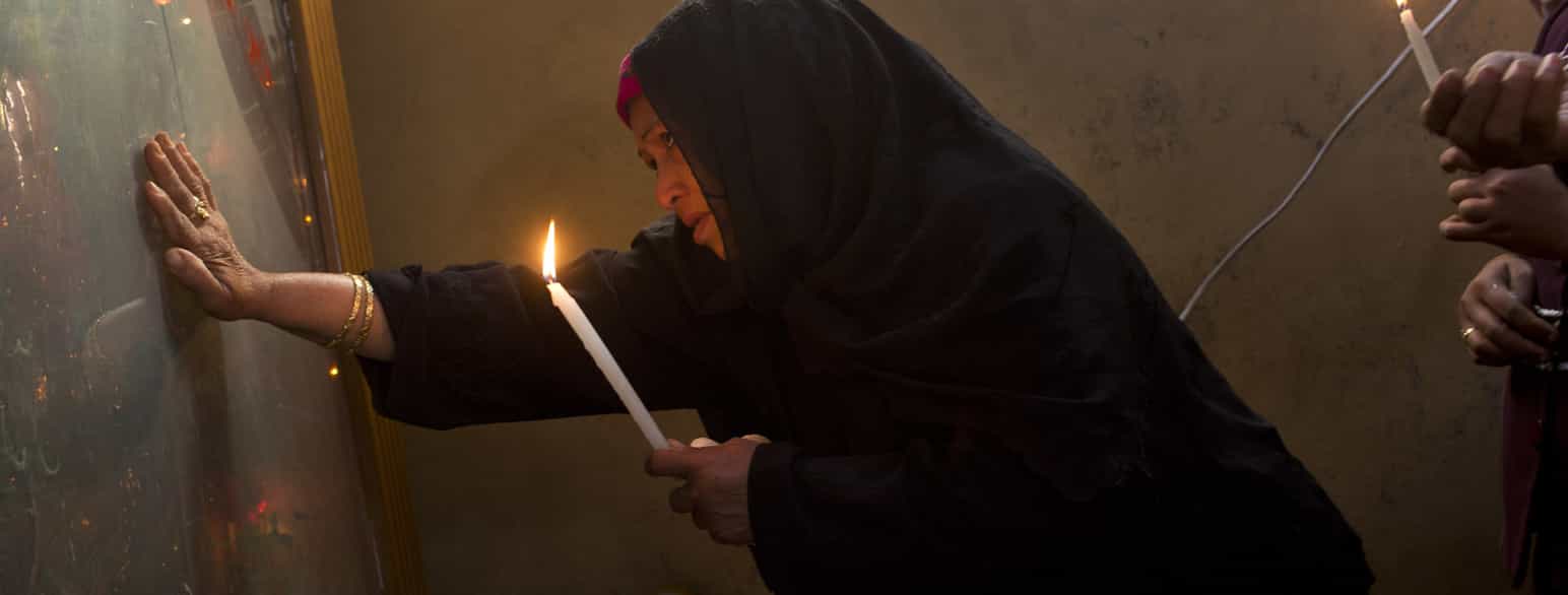 En koptisk pilegrim ber i Mar Girgis-klosteret utenfor Luxor i Egypt