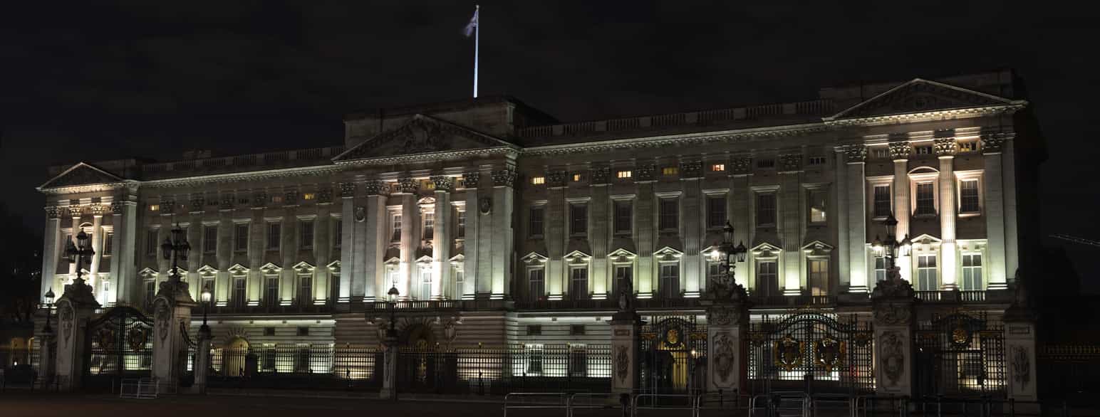 Buckingham Palace etter mørkets frembrudd