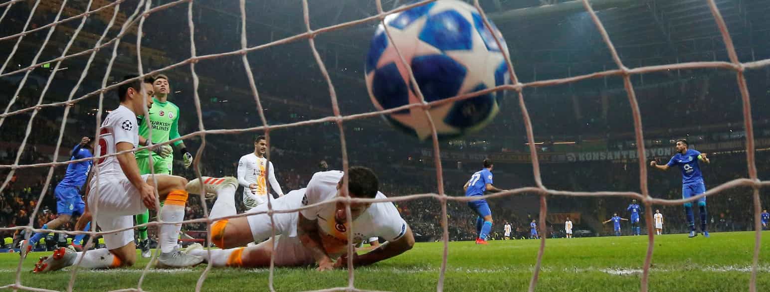 FC Portos Sergio Oliveira skårer lagets tredje mål i mesterligakampen mot Galatasaray i 2018