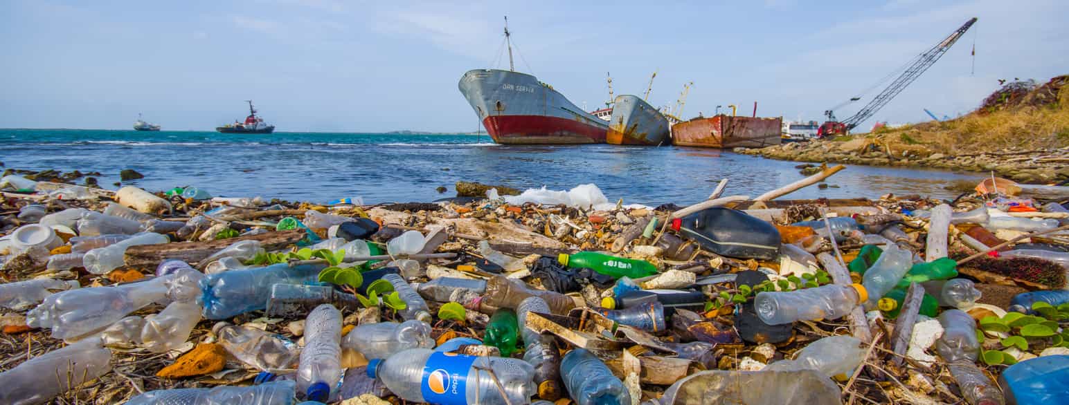 Plast flyter i sjøen ved Colon, nær munningen til Panamakanalen