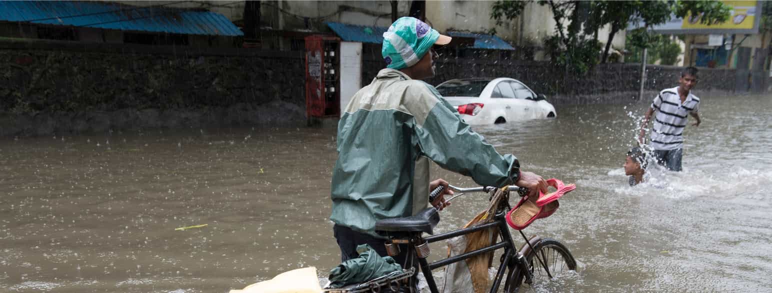 Monsunregn skaper overfløyming i gatene i Mumbai i India i juli 2018