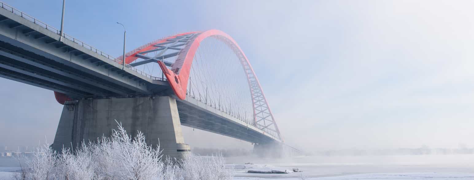 Kald vinter: Broen over elva Ob i Novosibirsk, Sibir, Russland.