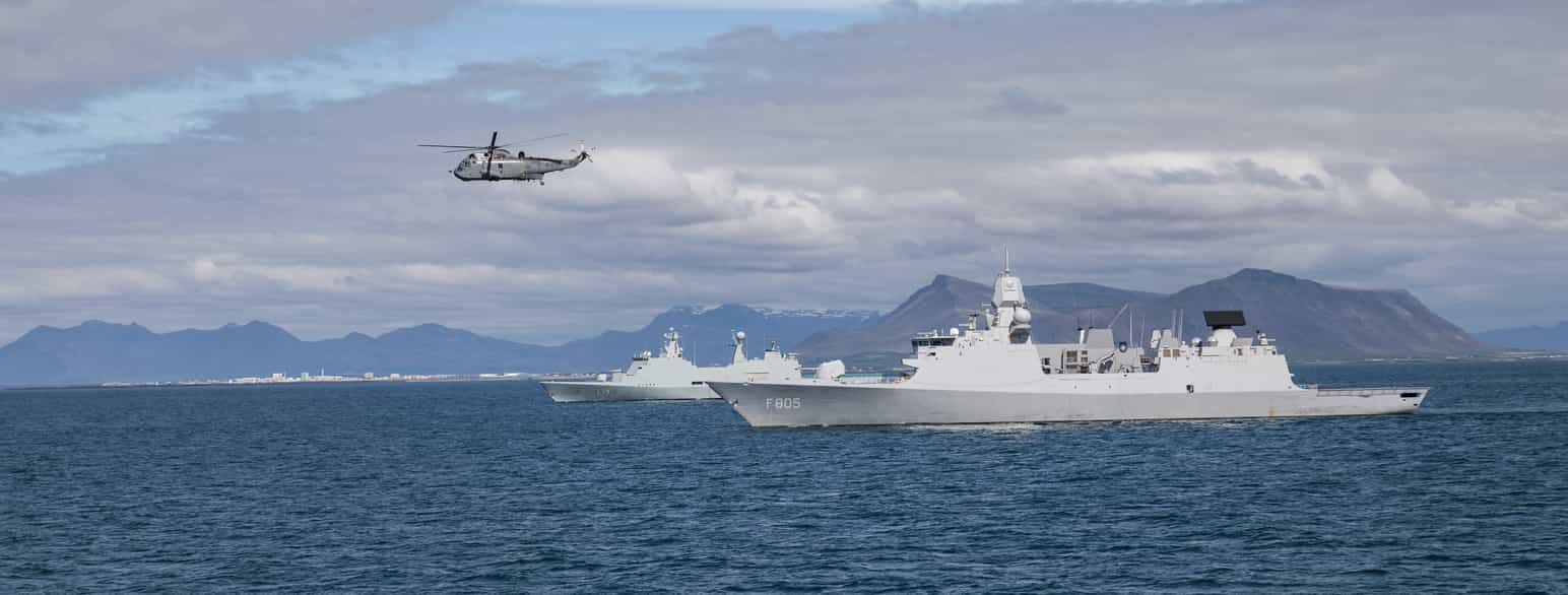 Allierte fregatter og helikopter utenfor Reykjavik under øvelsen Dynamic Mongoose i 2017