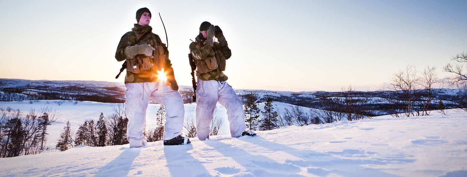 To grensejegere fra Garnisonen i Sør-Varanger holder utkikk mot grensen til Russland