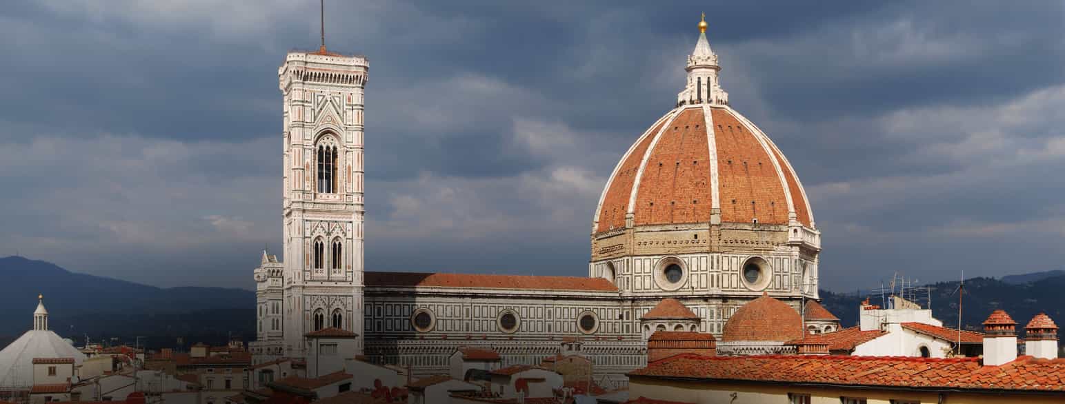 Domkirkekuppelen i Firenze, fra 1420–34, har åttekantet grunnplan og spissbuet profil.