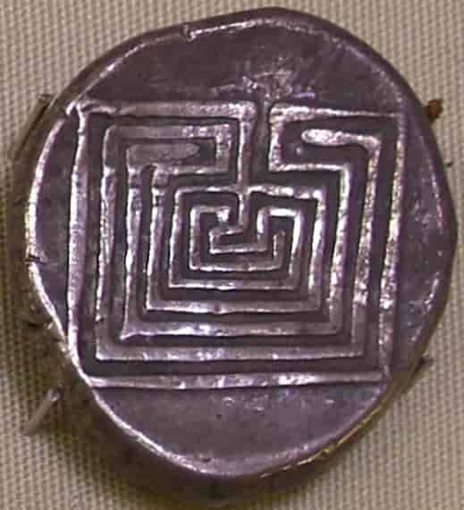 Sølvmynt fra Knossos fra ca 400 år før vår tidsregning med illustrasjon av labyrinten