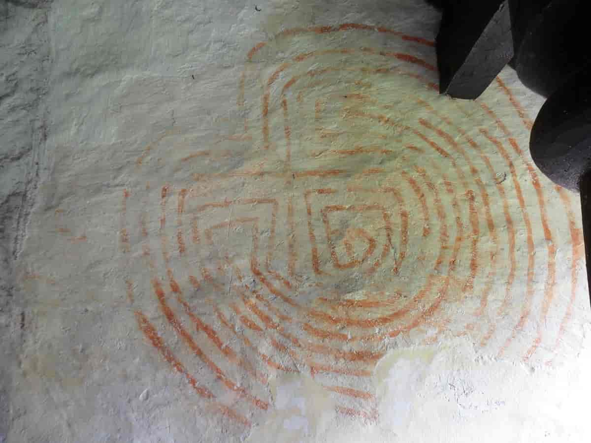 Veggmaleri med labyrint i Seljord kirke