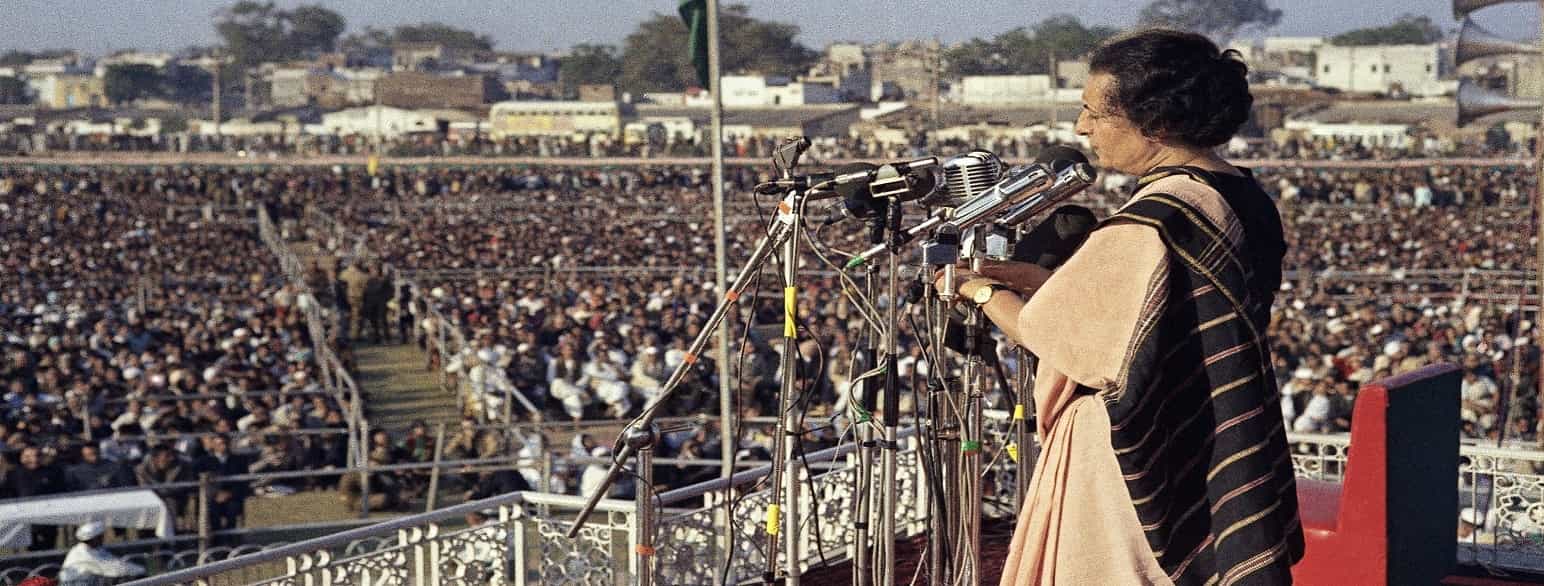 Indira Gandhi taler for en folkemengde, New Delhi 1971