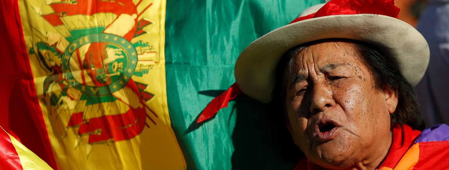 En mann demonstrerer til støtte for den avsatte presidenten Evo Morales i november 2019